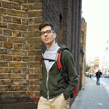 De Reus.  Vive en Londres con su novio americano.  Emprendedor, risueño, militante.  (La cursiva en las respuestas es suya) 